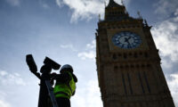 英国、2025年までに中国製監視システムの撤去を計画