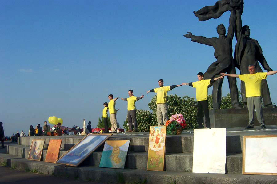 ウクライナの法輪功学習者　戦火止まぬ中　世界法輪大法デーを祝賀