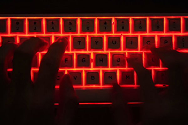 英米が中共サイバー攻撃の脅威に警鐘鳴らす