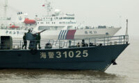 中国海警（かいけい）、放水砲でフィリピンの船を攻撃
