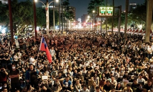 台湾で10万人集会　「このままでは台湾の立法院は香港のそれと同じになる」大物実業家が「中共の陰謀」を暴露