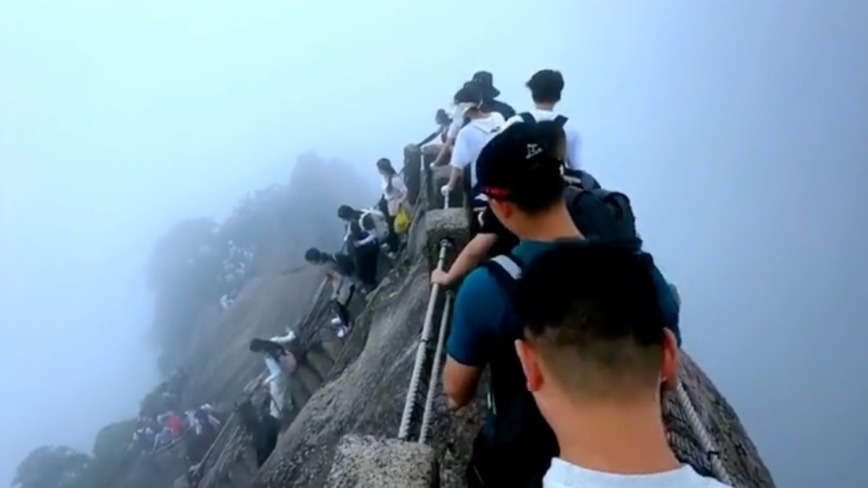 伝説の仙境「黄山」、砕かれた石が飛び散り　観光客13人負傷