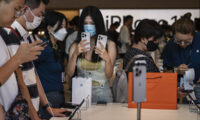 iPhone、中国で大幅値引き　廉価スマホに対抗