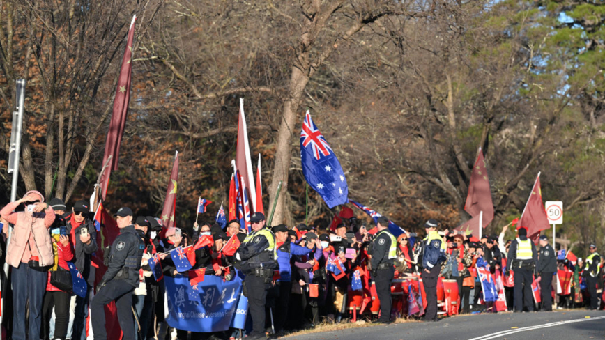 中国首相の訪豪「歓迎団」は雇われサクラ　「中国大使館に騙された」とサクラが抗議