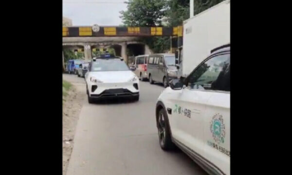 無人タクシーは「譲らない」？　＝武漢市