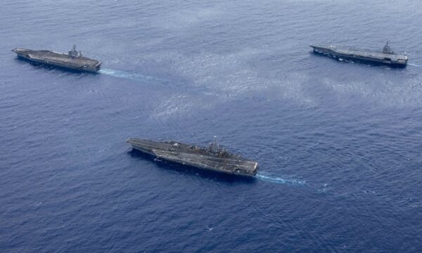 米海軍艦隊　バーレーンで攻撃を受ける