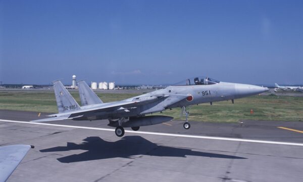 那覇空港で空自F15戦闘機が着陸後に立ち往生　B滑走路が閉鎖　けが人なし