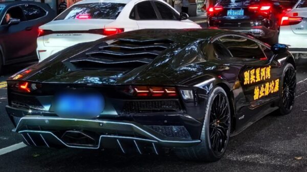 【動画あり】車所有者が高級車に自ら「落書」？　中国・上海の「あの物件は買うな！」