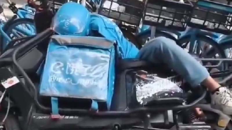 【動画あり】上海のフードデリバリー配達員が路上で急死か？