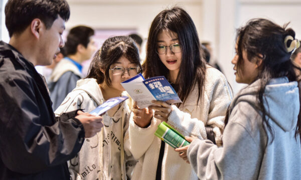 中国 就活詐欺で借金地獄　学生100人超が被害