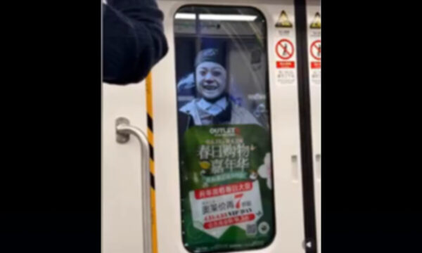 恐怖！　地下鉄の窓に浮かび上がる「不気味な顔」＝中国