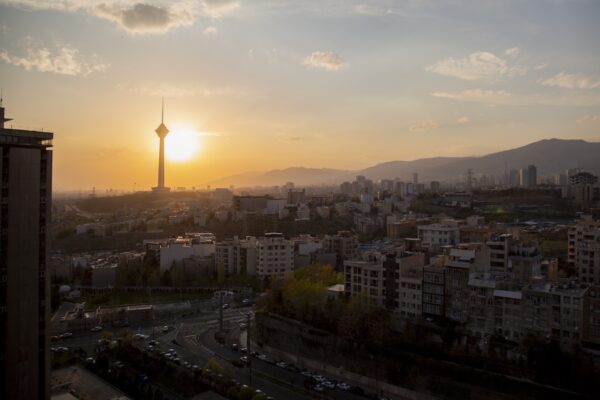 イスラエル　イランの核開発計画の中核を標的に攻撃開始