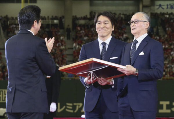 長嶋茂雄氏に従三位　政府が閣議決定　「偉大な選手」林官房長官