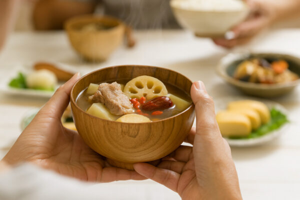 「風と火が強い秋」の五行食養生——水で木を助ける方法