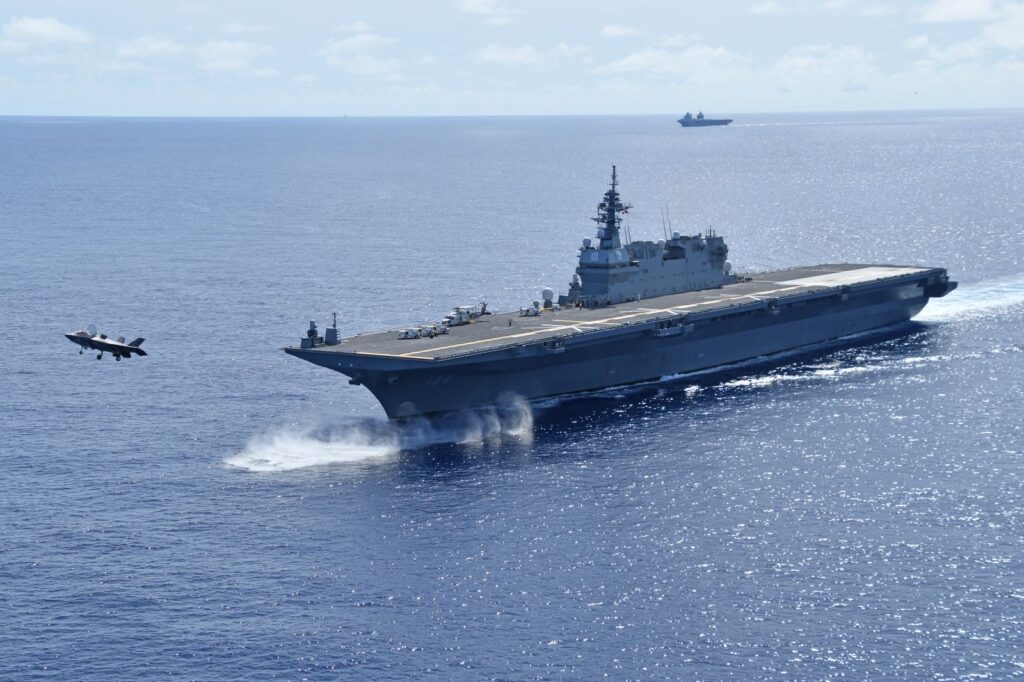 自衛隊　英空母に初の「武器等防護」　西太平洋で6か国共同訓練