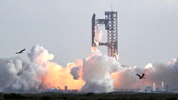 SpaceXスターシップが第10回試験飛行を実施　初の模擬衛星展開に成功