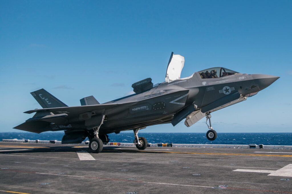 日本初のF-35Bが九州に到着　中共空母の脅威に対応