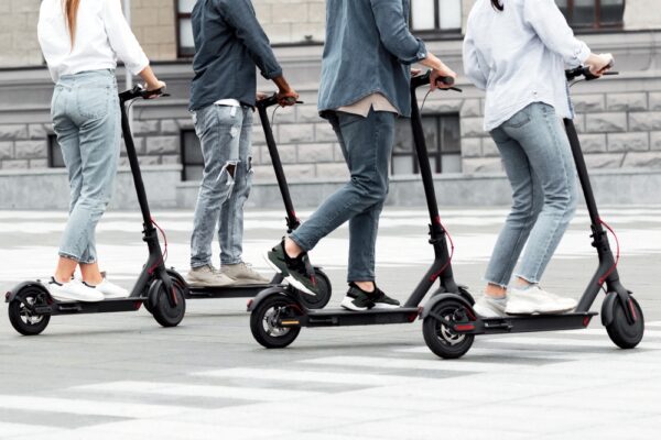 電動キックボードのエリア別速度制御へ　あいおいニッセイ同和損保ら4社が連携