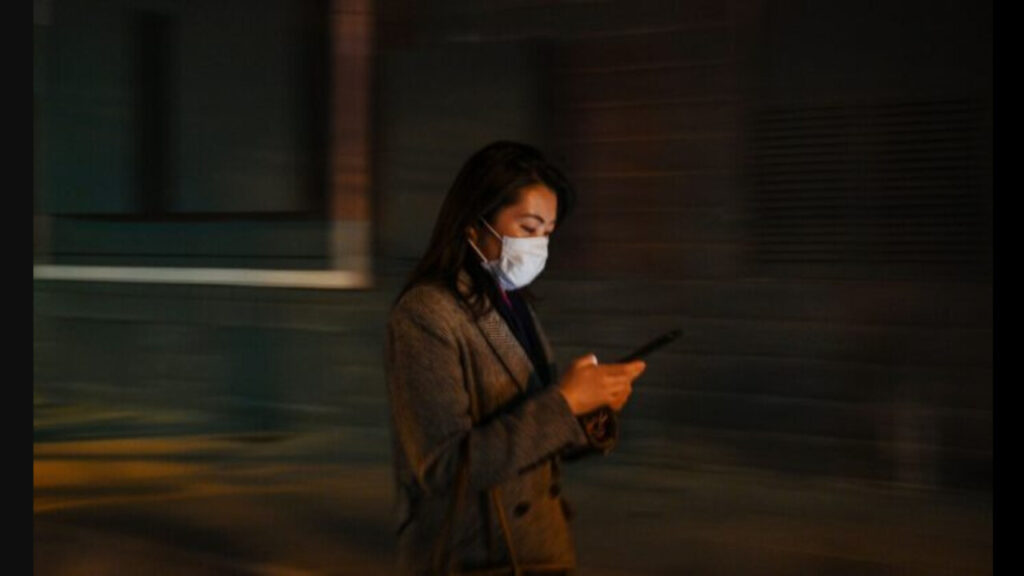 スマホ依存の代償　あなたの首も危ない？