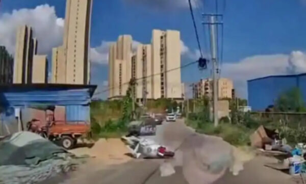 中国　「7メートル先にいる電動バイクが転倒」は車の責任に？　不可解な判定にネット上からは皮肉の声