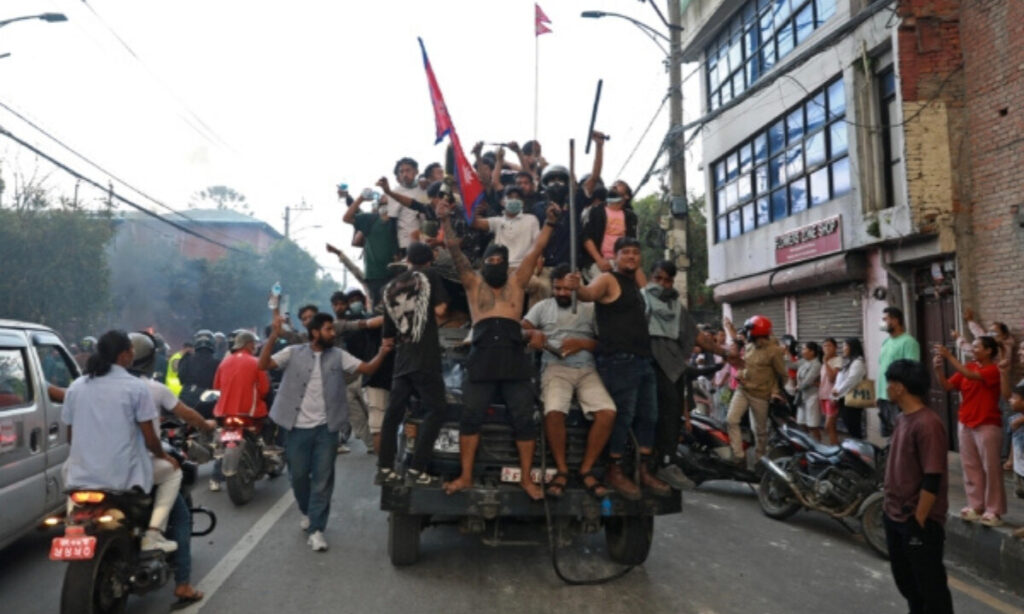 ネパールで大規模抗議・首都炎上　親中首相は北京軍事パレード直後に辞任　「次は中共か」の声も