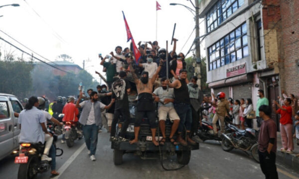 ネパールで大規模抗議・首都炎上　親中首相は北京軍事パレード直後に辞任　「次は中共か」の声も