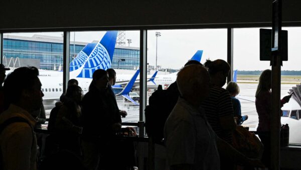 米国が留学生入国審査厳格化　22歳中国人学生が強制送還