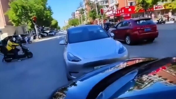 交差点で大渋滞　自称「公安」左折車の居直りに怒りとあきれ＝中国