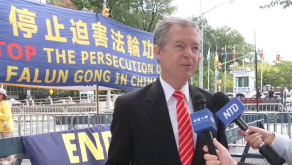 法輪功学習者　国連総会会場前で迫害停止を訴え