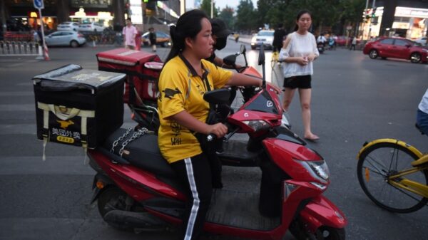 中国で急増する女性配達員　生活苦が押し出す過酷な現実