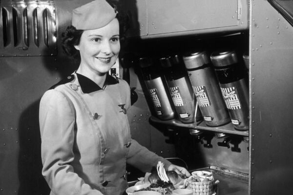 70年前の米国の客室乗務員応募条件が明らかに　半数以上が外見に関連