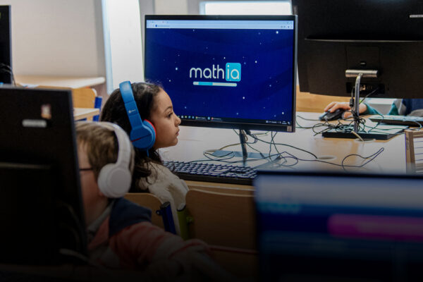 専門家が警告：人工知能が子どもの成長に与える悪影響