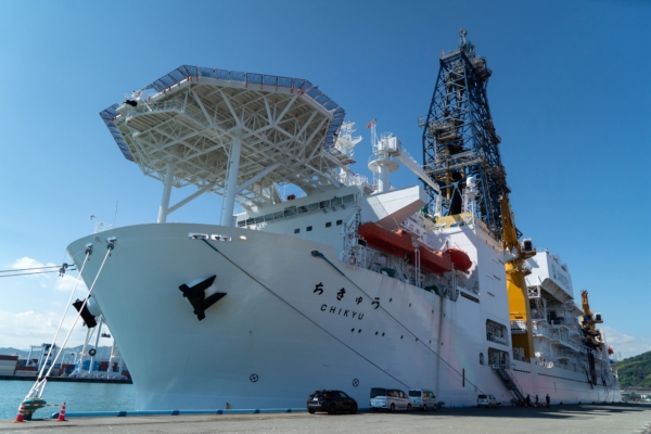 日本の深海探査船「ちきゅう」7906メートルの掘削に成功　世界記録を更新