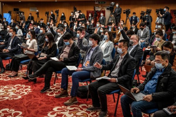 取材の裏方か　監視の目か　中国のニュースアシスタントの素顔