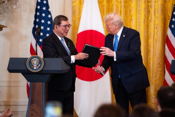 トランプ大統領　日本製品に15％関税の大統領令に署名　