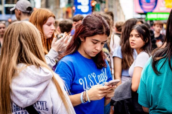 10代の強迫的なスマホ使用、自殺リスクが3倍に――研究