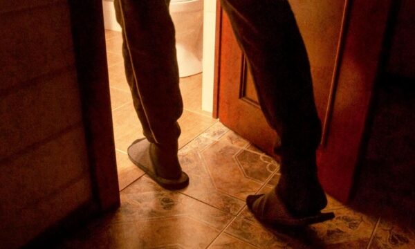 夜間頻尿をツボ押しとハーブ療法で抑える方法