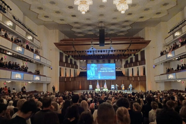 数千人がチャーリー・カークを追悼　祈りの集会　偉大な保守論客の遺志継ぐ誓い