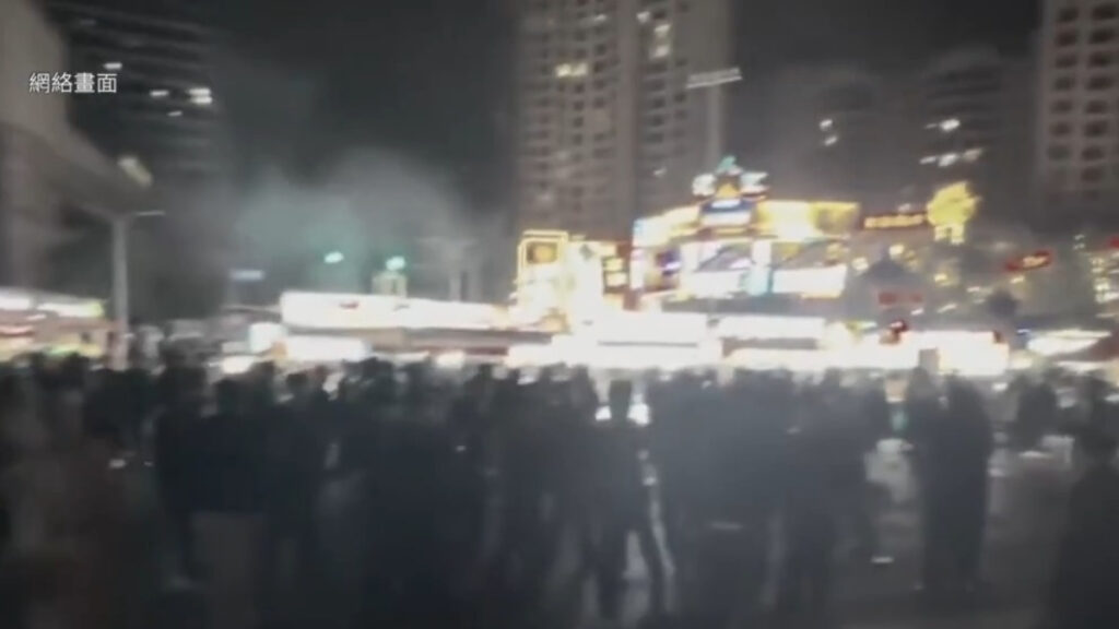 昆明夜市で屋台主と警察が衝突　鍋や皿が飛び交い混乱生じる