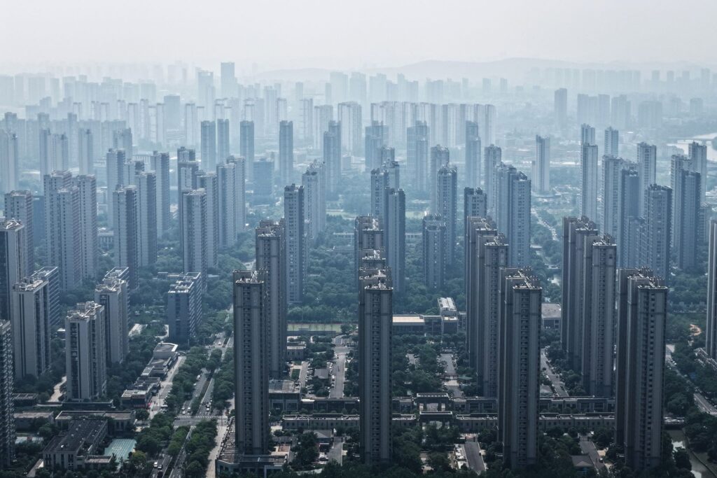 中国の不動産価格が暴落　怒れるオーナーが販売センター襲撃する事件が続発