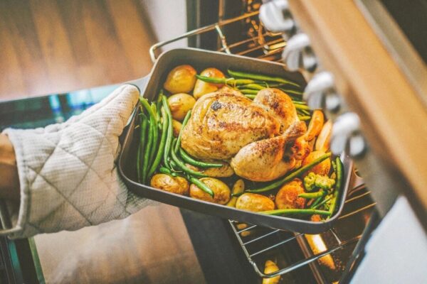 なぜ「食べる量を減らす」より「正しく食べる」ことが大切なのか ― 専門医が語る