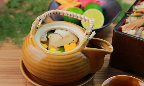 舞茸の土瓶蒸し：秋の森の香り、身も心も温まる