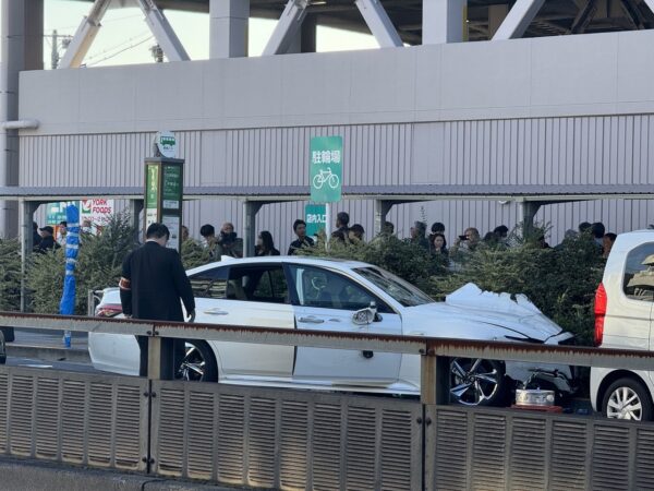 足立区で歩行者をまき込むひき逃げ事件　11人が負傷　1人死亡1人意識不明の重体、　運転手は身柄確保