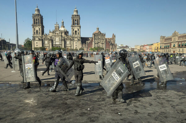 メキシコシティでZ世代主導の抗議デモ　犯罪と腐敗に数千人が声を上げる