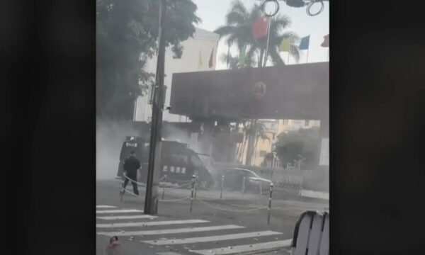 中国で市政府に車突入　真相封殺で異様な沈黙が広がる【動画あり】