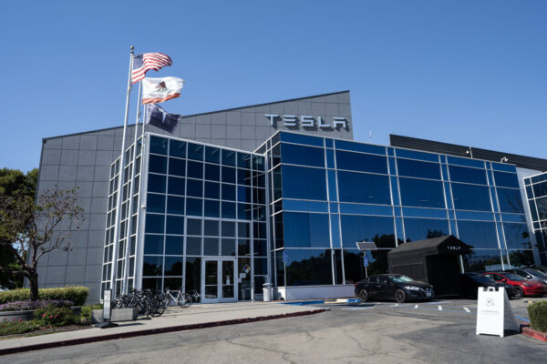 テスラ　米国製EVから中国製部品を全面排除　米中摩擦で供給網見直し本格化