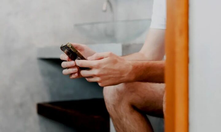トイレの中でスマホを使うと　痔のリスクが50％増加