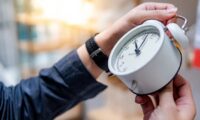 サマータイム終了で体に何が起こる？　専門家が語る健康影響