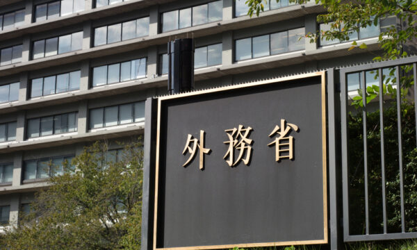 「在日米軍安定駐留に理解と協力を」外務大臣政務官と沖縄県知事が意見交換