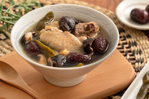 免疫力を高める昔ながらの知恵：きのこ入り鶏スープ